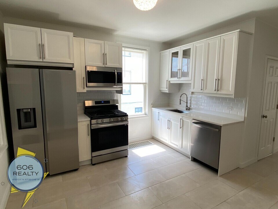 3722 N Cicero Ave in Chicago, IL - Building Photo