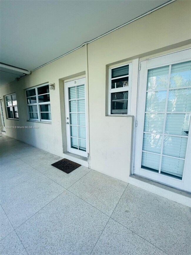1755 Washington Ave, Unit 3B in Miami Beach, FL - Building Photo - Building Photo