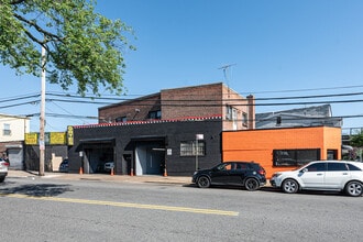 6915 51st Ave in Flushing, NY - Foto de edificio - Building Photo