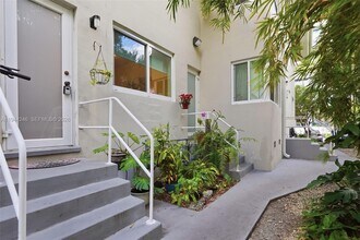 9881 W Bay Harbor Dr in Bay Harbor Islands, FL - Building Photo - Building Photo