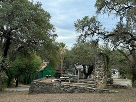 715 Oscar Smith St in San Marcos, TX - Building Photo