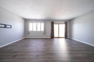 7677 Whitney Dr in Apple Valley, MN - Building Photo - Building Photo