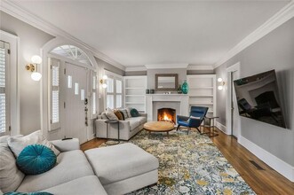 1079 Clifton Rd N E in Atlanta, GA - Foto de edificio - Building Photo