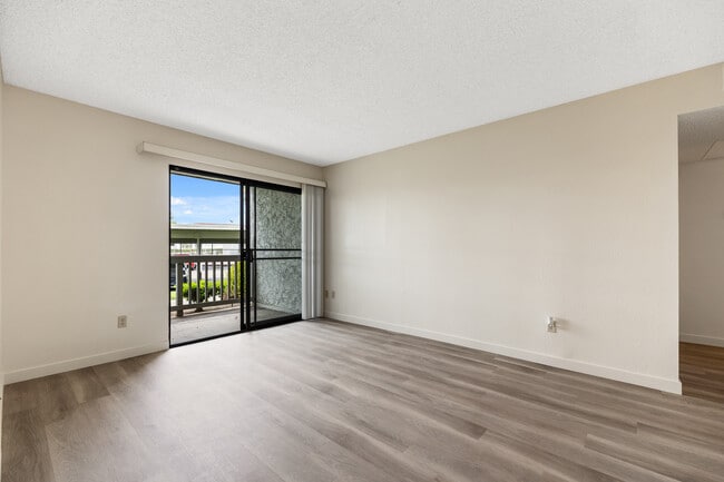 RB Racquet Club Apartments in San Diego, CA - Foto de edificio - Building Photo