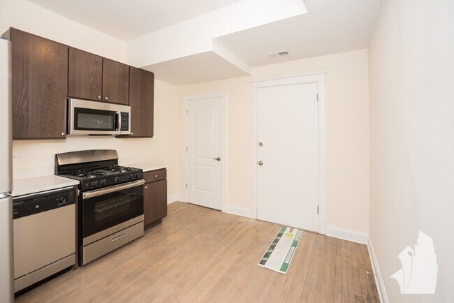 2814.2F N Troy St in Chicago, IL - Building Photo - Building Photo