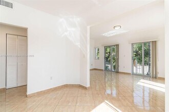 694 NE 76th St in Miami, FL - Foto de edificio - Building Photo