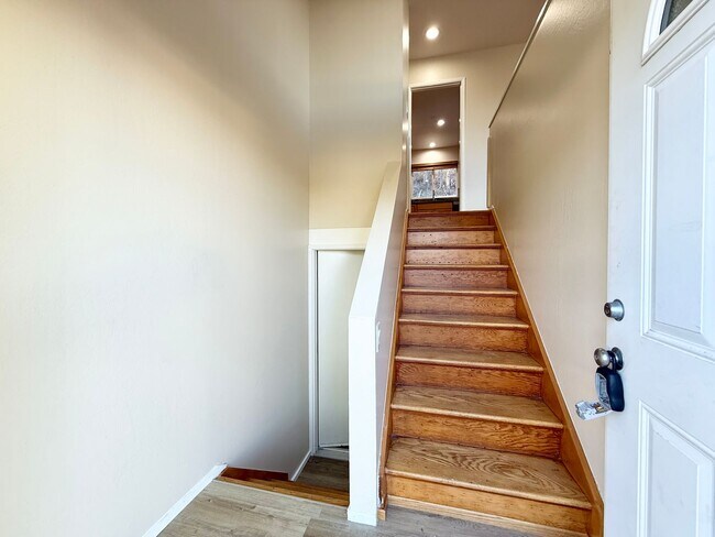 946 Regina Way in Pacifica, CA - Building Photo - Building Photo