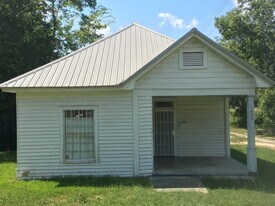 1402 Washington Ave in Tuskegee, AL - Building Photo