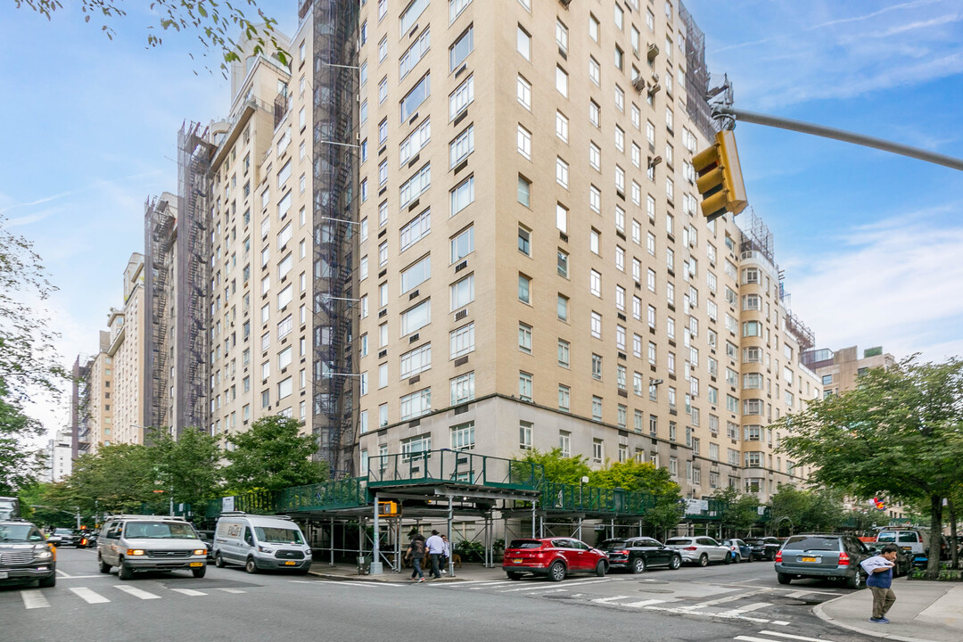 870 5th Ave in New York, NY - Building Photo