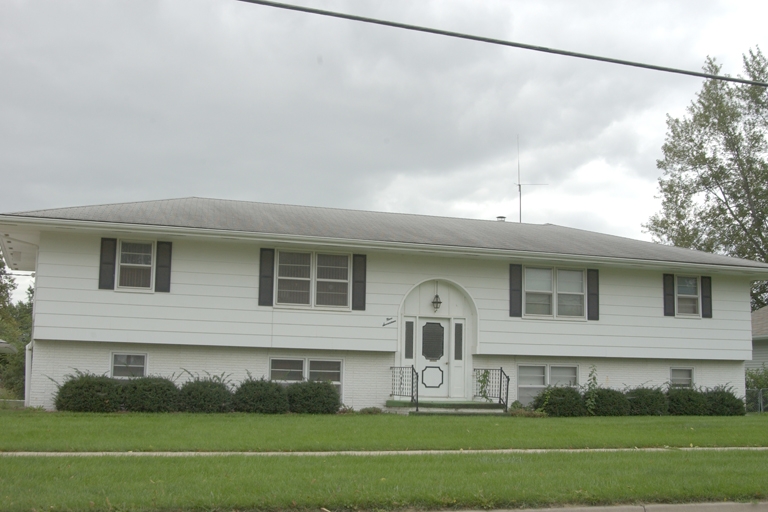 917 E Iowa Ave in Indianola, IA - Building Photo