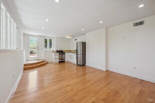 125 Bayview Ave in Belvedere, CA - Building Photo