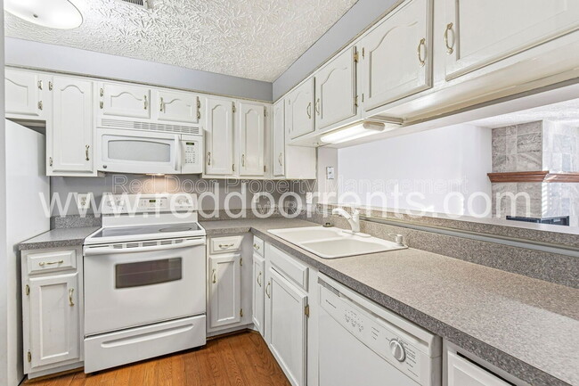 9479 Sandpiper W Dr in Indianapolis, IN - Building Photo - Building Photo