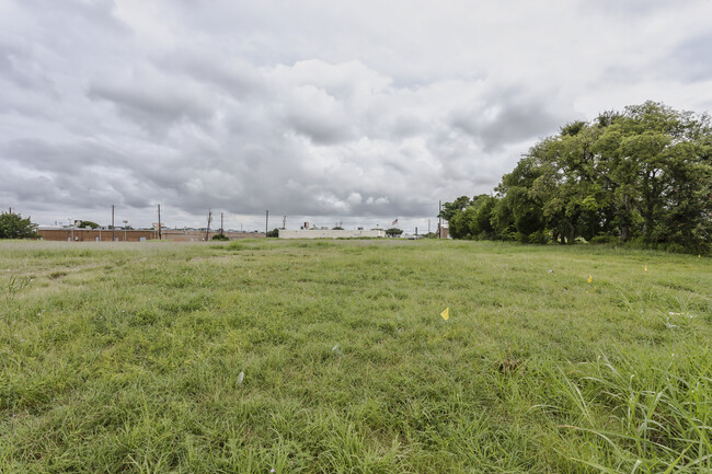 The VUES Apartments in Dallas, TX - Building Photo - Building Photo