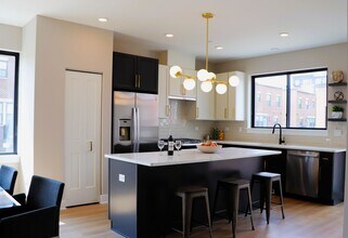 Lions Park Row in Mount Prospect, IL - Foto de edificio - Building Photo