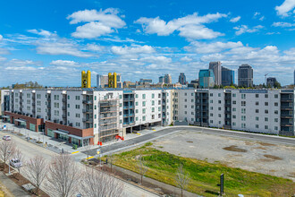 805 Riverfront Apartments in West Sacramento, CA - Foto de edificio - Building Photo