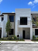 925 NE 211th St in North Miami Beach, FL - Building Photo - Building Photo