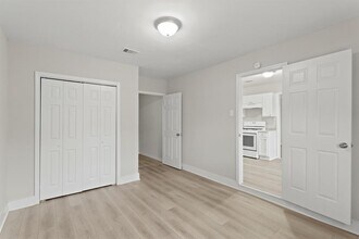 9133 Woodlyn Rd in Houston, TX - Building Photo - Building Photo