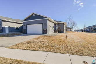 3704 S Outfield Cir in Sioux Falls, SD - Building Photo - Building Photo