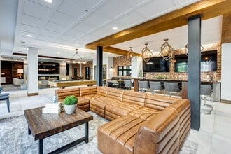 District West in Greenville, SC - Foto de edificio - Building Photo