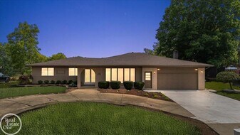 2532 Belle View Dr in Shelby Township, MI - Building Photo