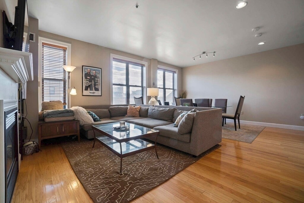 1723 Washington St, Unit 402 in Boston, MA - Building Photo