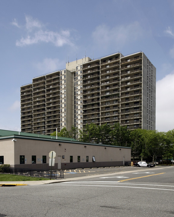 Carriage House in Fort Lee, NJ - Building Photo