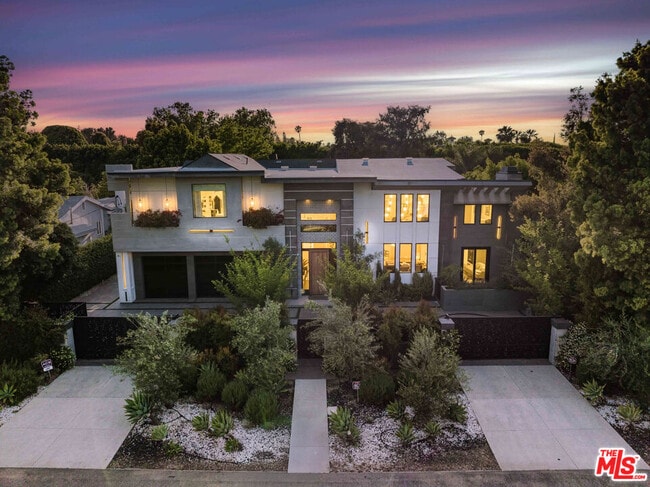 property at 5415 Amestoy Ave