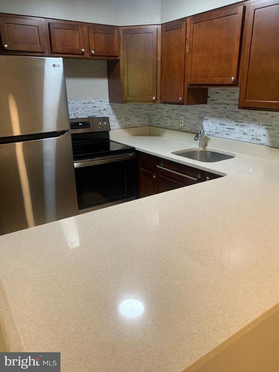 5700 Chapman Mill Dr in North Bethesda, MD - Building Photo - Building Photo