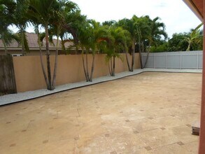 7772 NW 200th Ln in Hialeah, FL - Foto de edificio - Building Photo