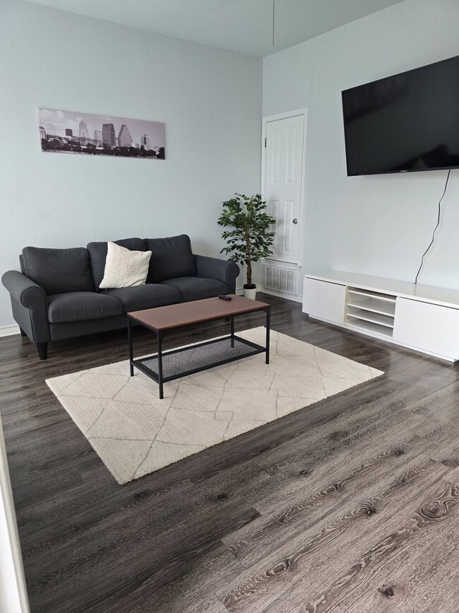 property at 909 W 23rd St