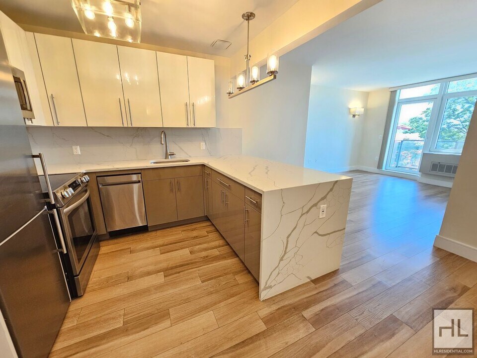 Northern Boulevard in Queens, NY - Building Photo