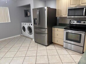 352 Prestwick Cir in Palm Beach Gardens, FL - Foto de edificio - Building Photo