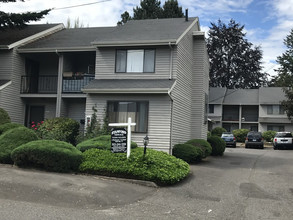 Stanford Terrace Townhouses in Portland, OR - Foto de edificio - Primary Photo