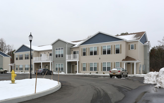 Locust View in Selkirk, NY - Foto de edificio - Building Photo