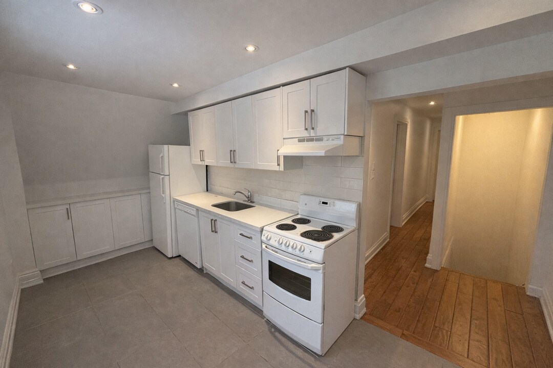 584 Huron St in Toronto, ON - Building Photo