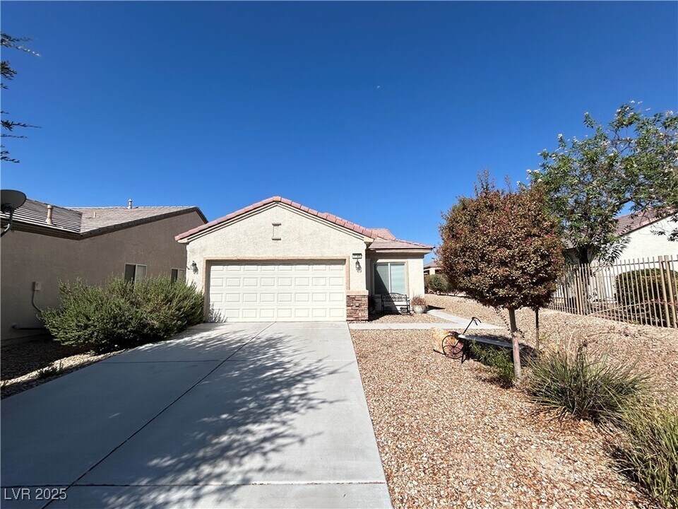 7845 Wading Bird Way in North Las Vegas, NV - Foto de edificio