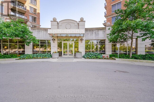 2379 Central Park Dr in Oakville, ON - Building Photo - Building Photo