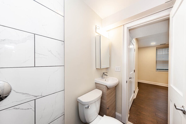 28 Albion St, Unit 1 in Medford, MA - Foto de edificio - Building Photo