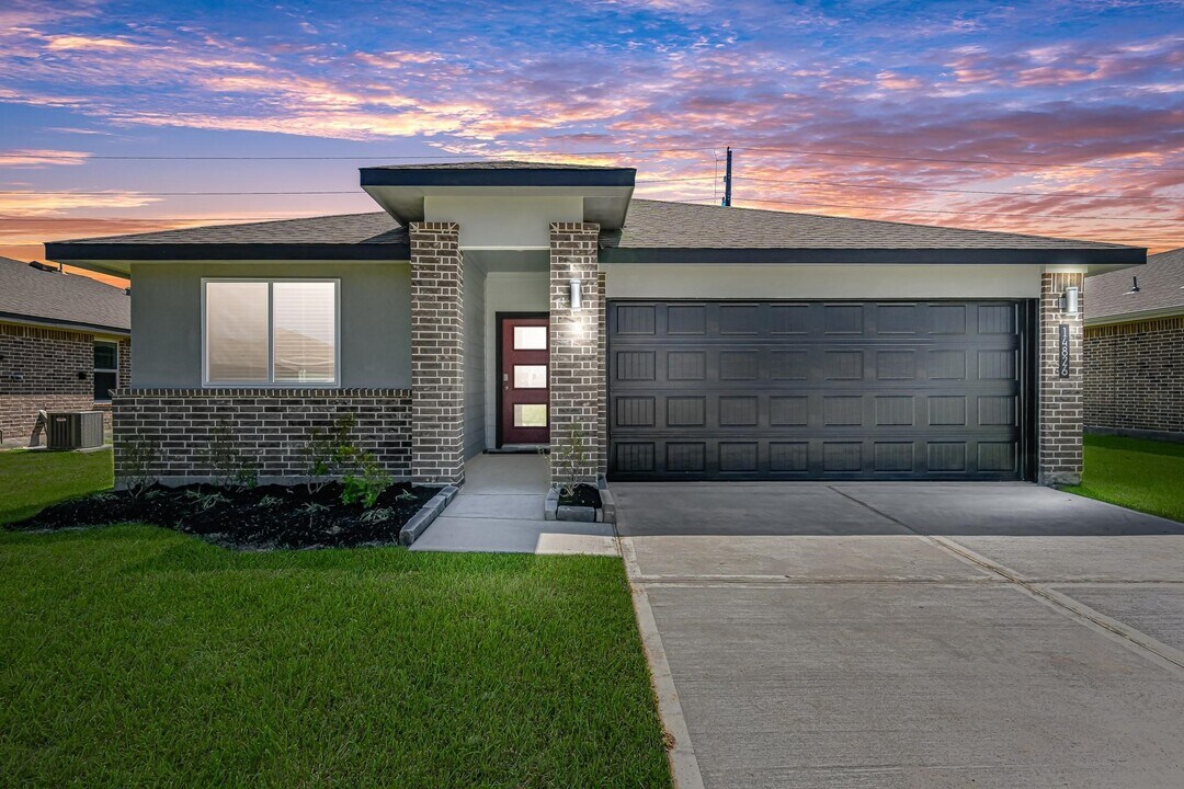 14826 Cold Water Dr in Old River-Winfree, TX - Building Photo