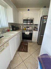 2100 NE 38th St in Lighthouse Point, FL - Building Photo - Building Photo