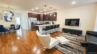 260 W Main St, Unit 11 in Goshen, NY - Foto de edificio - Building Photo