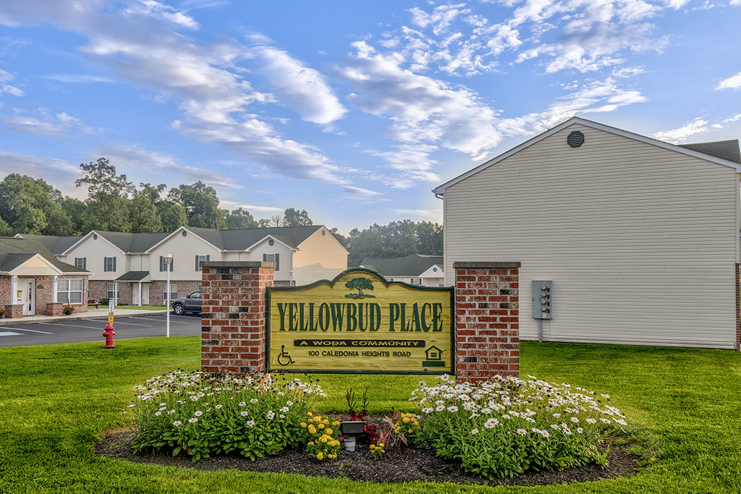 Yellowbud Place in Moorefield, WV - Foto de edificio