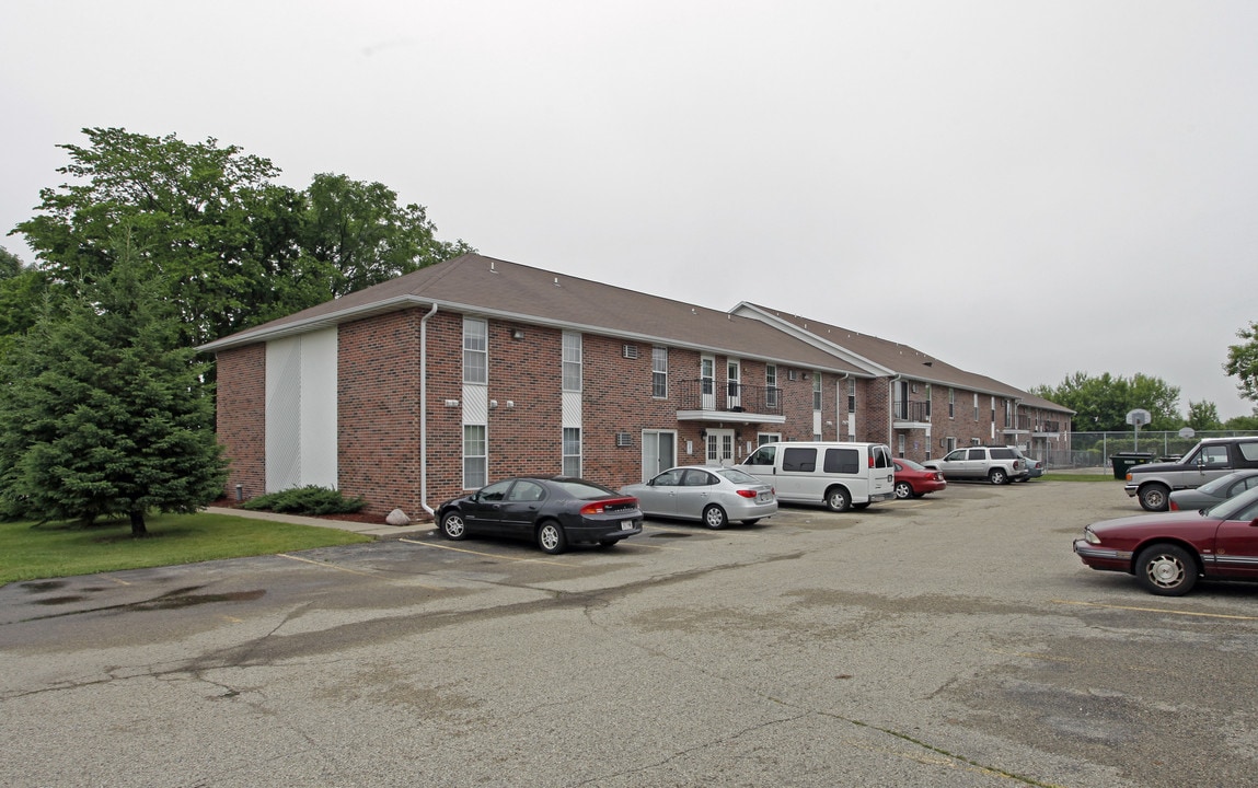 Fox Hills Apartments in Janesville, WI - Building Photo