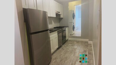 131 Hall Street, Unit Apt1 in Brooklyn, NY - Building Photo - Building Photo