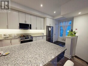 35 Lunar Cres in Mississauga, ON - Building Photo - Building Photo