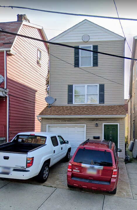 266 Robinson St in Pittsburgh, PA - Building Photo