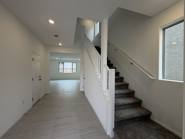 7430 Pioneer Way in Las Vegas, NV - Building Photo - Building Photo