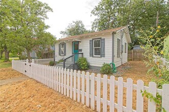 206 E 6th St in Georgetown, TX - Building Photo - Building Photo