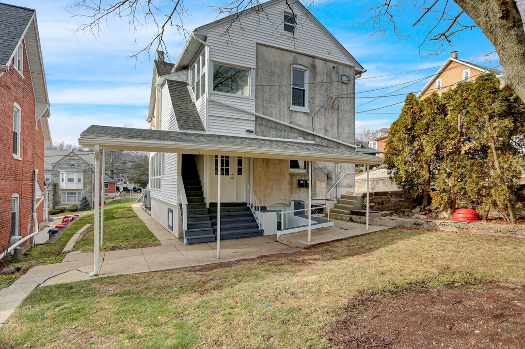 17 N Church St-Unit -2ND Floor Rear in Mohnton, PA - Building Photo