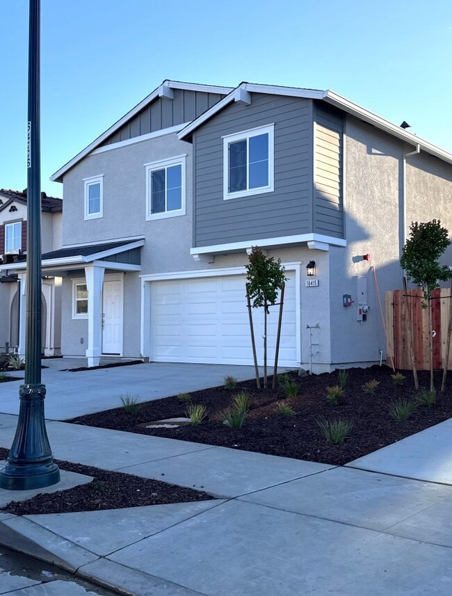 18415 Waterfront Wy in Lathrop, CA - Foto de edificio - Building Photo